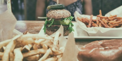 Comprendre et vaincre les fringales : avec des stratégies pratiques pour une culture alimentaire équilibrée