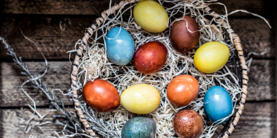 Des œufs de Pâques naturellement colorés : techniques créatives